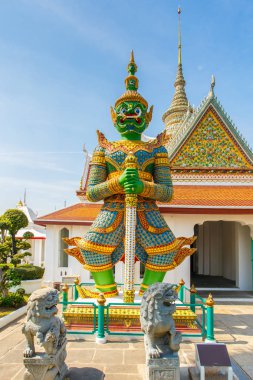 Bangkok, Tayland, Chao Phraya Nehri Thonburi Batı kıyısında Bangkok Yai bölgesinde buddha Tapınağı önünde dev.