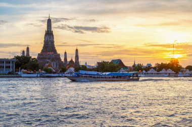 Gün batımında Wat Arun Budist mekanları, Bangkok, Tayland
