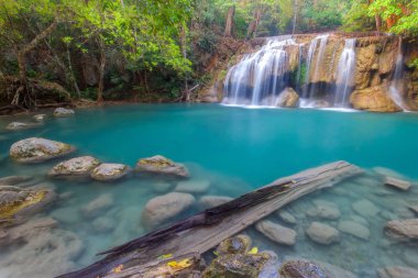 Derin tropikal yağmur ormanları, Erawan basamaklı şelale akan ile turkuaz manzara su jangle. Milli Park Kanchanaburi, Tayland