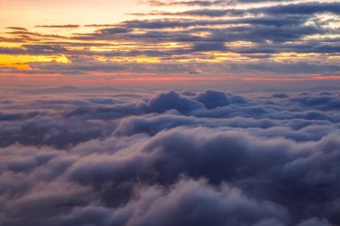 Dağlar ve günbatımı zaman, Doi Luang Chiang Dao, Chiang Mai Province, Tayland yüksek dağ manzaraya sis tabakası