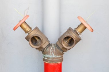 Yangın hidrant beton zemin üzerine Vanalı.