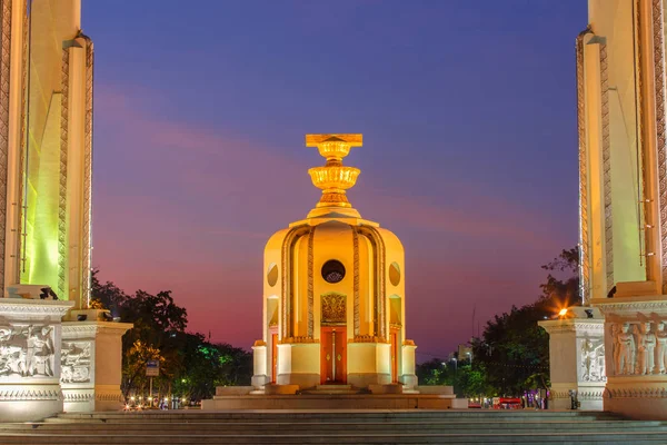 Moment de démocratie monument au crépuscule (Bangkok, Thaïlande ) — Photo