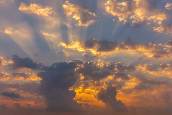 Sonnenaufgangspanorama und dramatische Wolken — Stockfoto