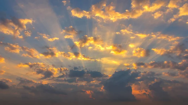 Panorama do céu do nascer do sol e nuvens dramáticas — Fotografia de Stock