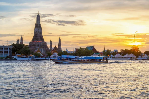 Wat Arun Lugares religiosos budistas ao pôr do sol, Bangkok, Tailândia — Fotografia de Stock