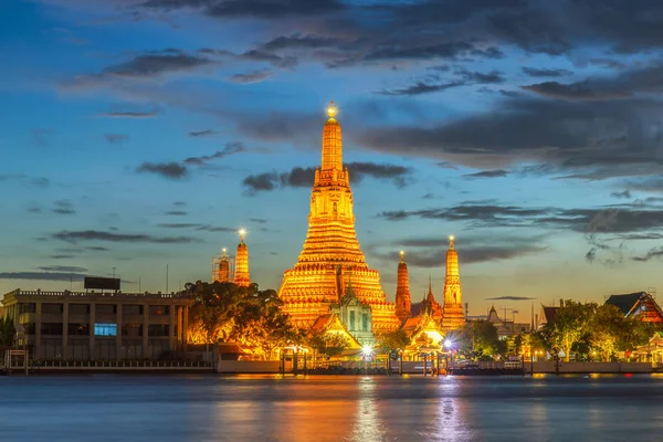 Wat Arun Lugares religiosos budistas em tempo crepúsculo, Bangkok, Tailândia — Fotografia de Stock