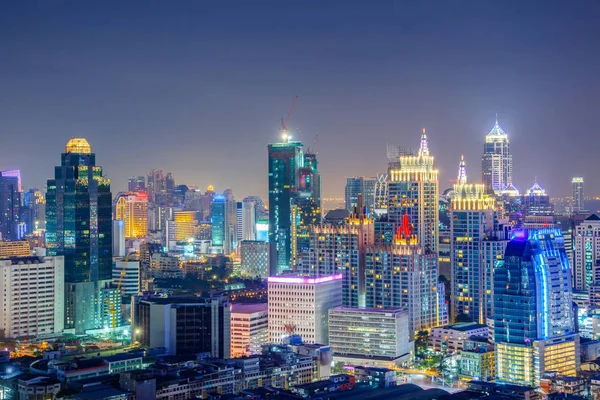 Bangkok Cityscape, distrito de negócios com edifício alto à noite, Bangkok, Tailândia — Fotografia de Stock