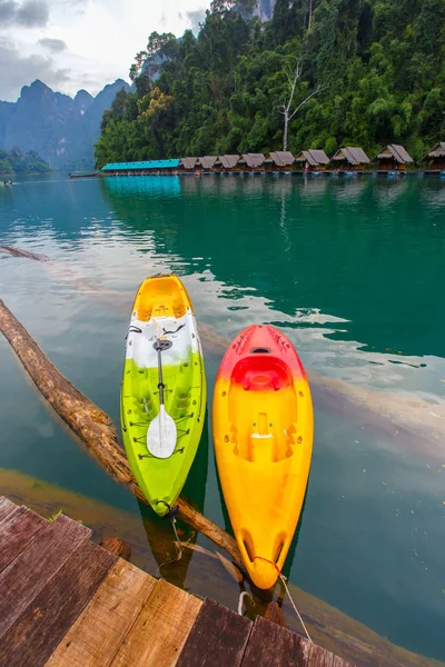 独木舟在 Ratchaprapha 大坝在考索国家公园，素叻他尼府，泰国美丽的高山湖泊森林和河流自然景点. — 图库照片