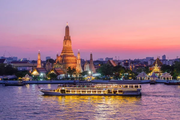 Wat Arun y crucero en la noche, ciudad de Bangkok, Tailandia — Foto de Stock