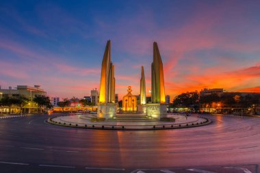 Dusk 'taki Demokrasi Anıtı (Bangkok, Tayland)