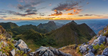 Dağlar ve günbatımı zaman, Doi Luang Chiang Dao, Chiang Mai Province, Tayland yüksek dağ manzaraya sis tabakası