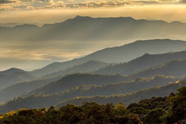 Dağlar ve günbatımı zaman, Doi Luang Chiang Dao, Chiang Mai Province, Tayland yüksek dağ manzaraya sis tabakası