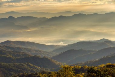 Dağlar ve günbatımı zaman, Doi Luang Chiang Dao, Chiang Mai Province, Tayland yüksek dağ manzaraya sis tabakası