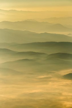 Dağlar ve günbatımı zaman, Doi Luang Chiang Dao, Chiang Mai Province, Tayland yüksek dağ manzaraya sis tabakası