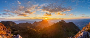 Dağlar ve günbatımı zaman, Doi Luang Chiang Dao, Chiang Mai Province, Tayland yüksek dağ manzaraya sis tabakası