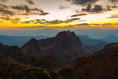 Dağlar ve günbatımı zaman, Doi Luang Chiang Dao, Chiang Mai Province, Tayland yüksek dağ manzaraya sis tabakası