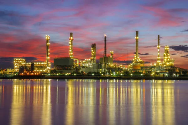 Нефтеперерабатывающий завод вдоль реки на закате (Бангкок, Таиланд ) — стоковое фото