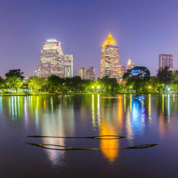 Бізнес району міський пейзаж з парку з часом захід сонця з Лумпіні парку, Бангкок, Таїланд — стокове фото