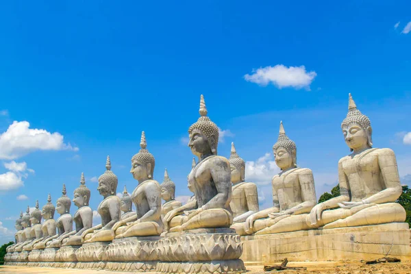 Buda heykeli ve mavi gökyüzü, Nakhon Si Thammarat eyaletinin, Tayland. — Stok fotoğraf