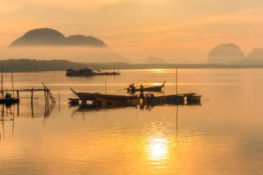 Günaydın balıkçı köyü ve gündoğumu, Sam Chong-tai, Phang Nga, Tayland, Thailand, sıcak sesi düzenleme