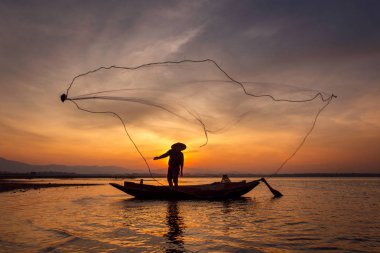 Geleneksel balıkçı net balıkçılık Inle Gölü gündoğumu zaman, Myanmar atma silüeti