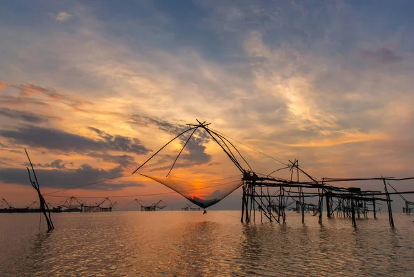 Thaise stijl visserij val in Pak Pra dorp Net vissen Thailand, Thailand garnalen vissen, Phattalung, Thailand. Bewerken van warme Toon. — Stockfoto