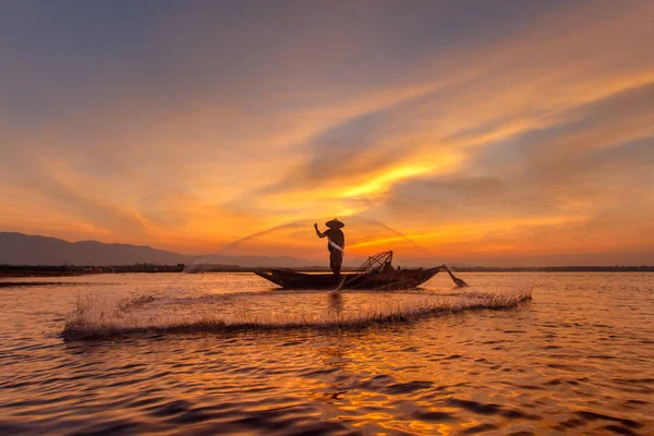 Sylwetka tradycyjnych rybaków rzucanie jezioro inle łowienie ryb w czasie Wschodu, Myanmar — Zdjęcie stockowe