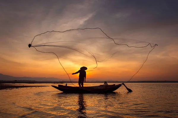 Silhouette of traditional fishermen throwing net fishing inle lake at sunrise time, Myanmar — Stock Photo, Image