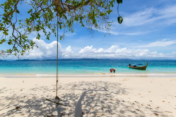 Playa tropical hermoso mar y cielo azul en la isla Similan — Foto de Stock