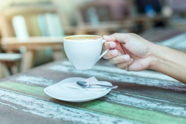 Bir fincan kahve ahşap masa (Resepsiyon üzerinde bir erkek el ele tutuşur)