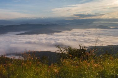 Güzel bir sabah sis hills adlı Doi Samer Dao Si Nan Milli Parkı'nda, Nan Eyaleti, Tayland yüksek dağın arasındaki vadide görünümünü