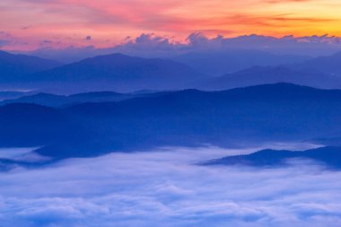 Güzel bir sabah sis hills adlı Doi Samer Dao Si Nan Milli Parkı'nda, Nan Eyaleti, Tayland yüksek dağın arasındaki vadide görünümünü