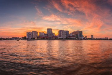 Alacakaranlık zaman Devlet Hastanesi nehirde, Bangkok, Tayland