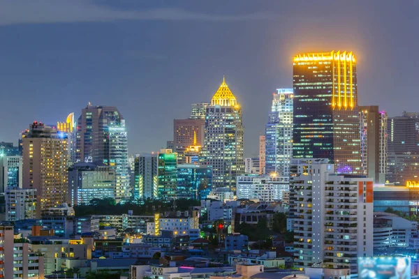 Бангкок міський пейзаж, ділового району з високі будівлі в сутінки час, Бангкок, Таїланд — стокове фото