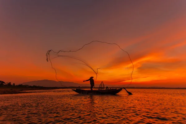Sylwetka tradycyjnych rybaków rzucanie jezioro inle łowienie ryb w czasie Wschodu, Myanmar — Zdjęcie stockowe