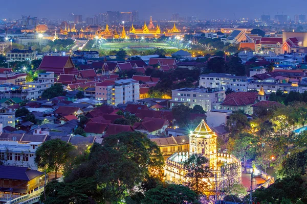 Gran palacio y monumento de Bangkok en el crepúsculo . — Foto de Stock