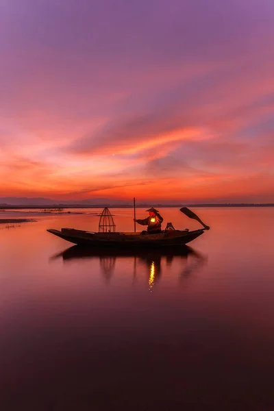 Силуэт традиционных рыбаков, бросающих сеть в озере на восходе солнца, Мьянма — стоковое фото