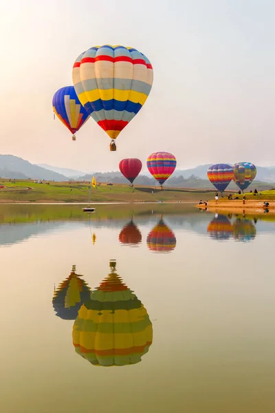 Balão de cor de ar quente sobre o lago com o pôr do sol, Província de Chiang Rai, Tailândia — Fotografia de Stock