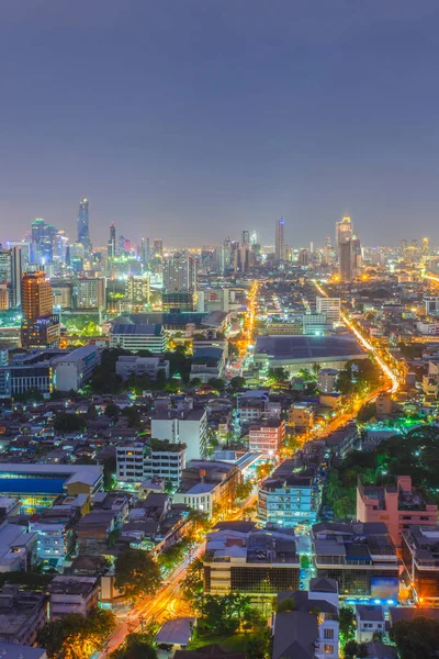 Bangkok Cityscape, Distrito de negocios con edificio alto en el crepúsculo, Bangkok, Tailandia — Foto de Stock