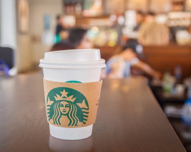 Bangkok, Tayland - 22 Şubat: Siam Paragon, Bangkok, Tayland, Thailand, starbuck dükkanda ahşap masa, Espresso karışık içecekler ikram.