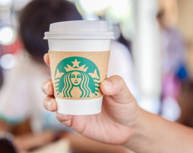 Bangkok, Tayland - 22 Şubat: Siam Paragon, Bangkok, Tayland, Thailand, starbuck salonu içinde elinde Espresso karışık içecekler ikram.