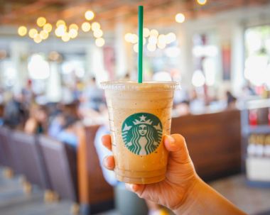 Bangkok, Tayland - 22 Şubat: Siam Paragon, Bangkok, Tayland, Thailand, starbuck salonu içinde elinde Espresso karışık içecekler ikram.