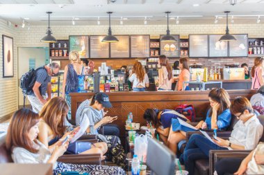 Bangkok, Tayland - 22 Şubat 2016: Starbucks Cafe iç. Seattle, Washington'da dayalı bir Amerikan küresel kahve şirket ve kahvehane zinciri Starbucks kuruluştur