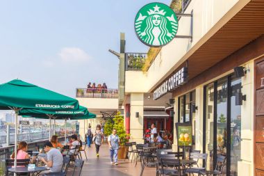 Bangkok, Tayland - 22 Şubat 2016: Starbucks Cafe. Seattle, Washington'da dayalı bir Amerikan küresel kahve şirket ve kahvehane zinciri Starbucks kuruluştur