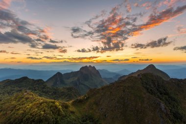 Dağlar ve günbatımı zaman, Doi Luang Chiang Dao, Chiang Mai Province, Tayland yüksek dağ manzaraya sis tabakası