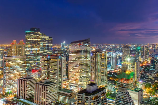 Bangkok panoramę miasta, dzielnicy biznesowej z wysokiego budynku, w porze nocnej, Bangkok, Tajlandia — Zdjęcie stockowe