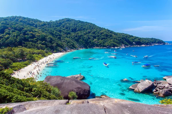 Όμορφη θαλασσινό τοπίο με τροπικές ακτές και το υψηλής ταχύτητας σκάφος στο νησί Tachai, Phang nga, Ταϊλάνδη — Φωτογραφία Αρχείου