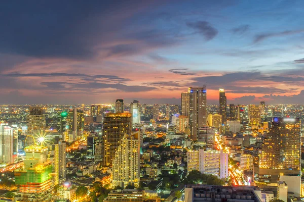 Bangkok Cityscape, quartiere degli affari con alto edificio al crepuscolo, Bangkok, Thailandia — Foto Stock