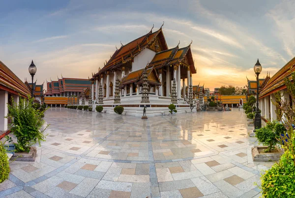 Wat suthat thep wararam ist ein buddhistischer Tempel in Bangkok, Thailand. es ist ein königlicher Tempel der ersten Klasse, einer von zehn solchen Tempeln in Bangkok. — Stockfoto