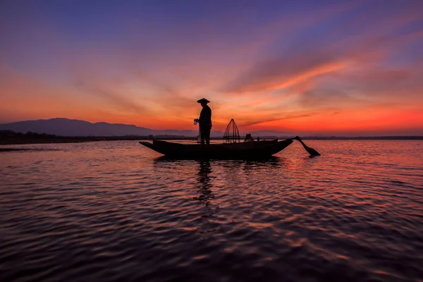 Sylwetka tradycyjnych rybaków rzucanie jezioro inle łowienie ryb w czasie Wschodu, Myanmar — Zdjęcie stockowe